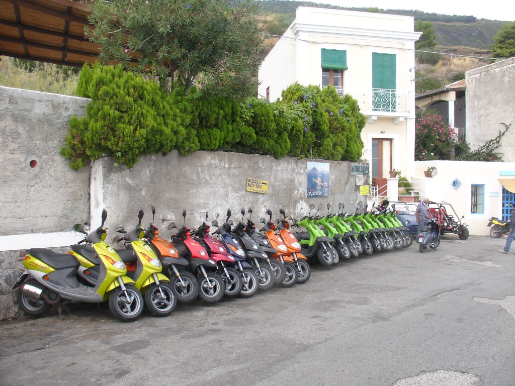 Außerhalb der Hauptsaison stehen viele der Motorroller unvermietet herum.