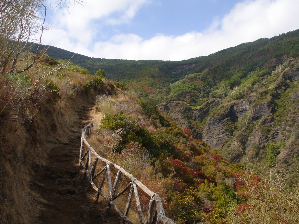 Der Fossa delle Felci ist mit 939 Metern Höhe der höchste Berg der Äolischen Inseln, und es führen mehrere ausgeschilderte und gut ausgebaute Wanderwege hinauf.