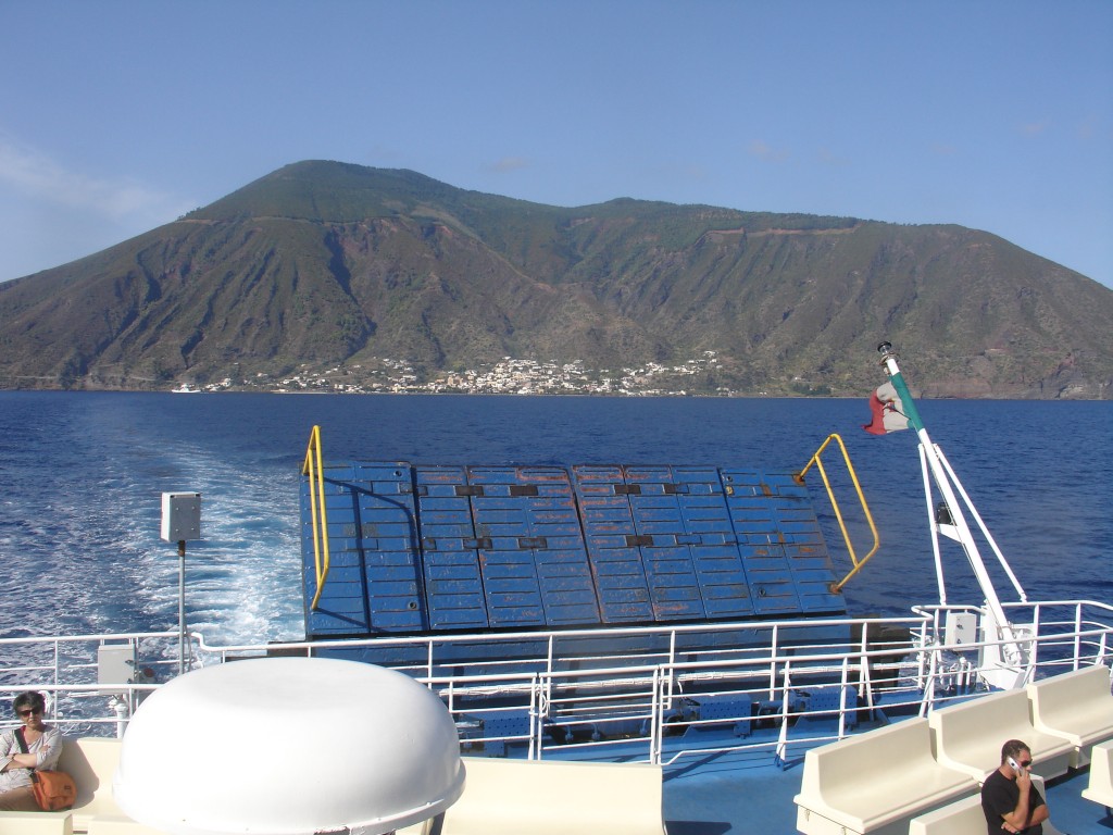 Mit der Fähre bin ich dann von Santa Maria Salina nach Stromboli gefahren. Hier noch ein letzter Blick auf den Fossa delle Felci.