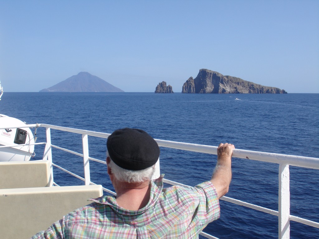 Von der Fähre aus sieht man links Stromboli und rechts Panarea.