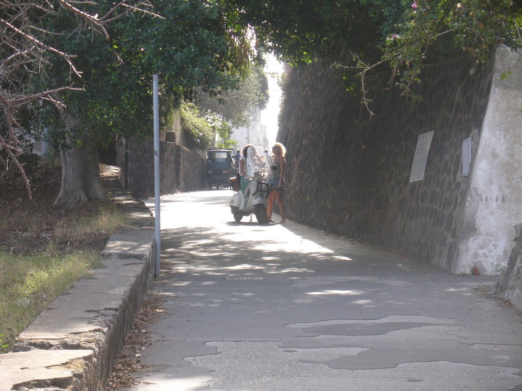 Dies ist die Haupstraße von Stromboli. Das Leben hier ist ebenfalls geruhsam.