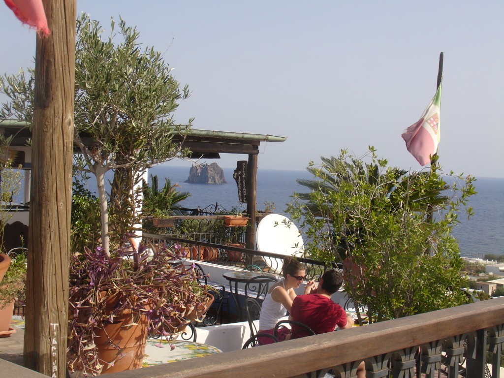 Anfang der 50-er Jahre hat der Film 'Stromboli, terra de Dio' mit Ingrid Bergmann die Insel Stromboli europaweit bekanntgemacht. Deshalb heißt die Bar am zentralen Platz natürlich 'Bar Ingrid'. Von den verschiedenen Terassen der Bar hat man einen schönen Blick aufs Meer, die Insel Strombolicino und zum Teil auf den Platz.