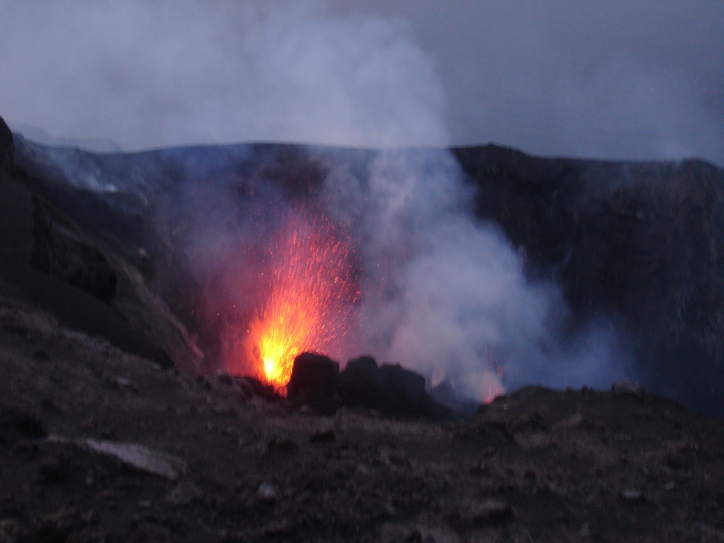 Der Aufstieg muss aus Sicherheitsgründen mit Führer erfolgen. Normalerweise geht man nachmittags los, so dass man in der Dämmerung am Gipfel auf etwa 900 Meter Höhe ist, wenn die glühende Lava schön leuchtet. Der Abstieg erfolgt dann mit Taschenlampe im Dunkeln.<br />Oben am Gipfel sieht man mehrere Krater über hundert Meter unter sich, die normalerweise mehrmals in der Stunde für eine halbe Minute oder auch mal etwas länger oder kürzer ausbrechen.