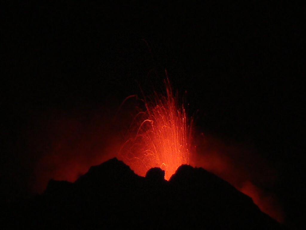 Nachts sehen die Ausbrüche des Stromboli beeindruckender aus. Allerdings sieht man vom Observatorium aus nur die größeren, und nicht alle, die man am Gipfel sehen kann.