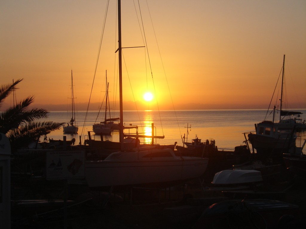 Schon bei Sonnenaufgang war ich am Hafen, um die Schnellfähre nach Sizilien zu nehmen.