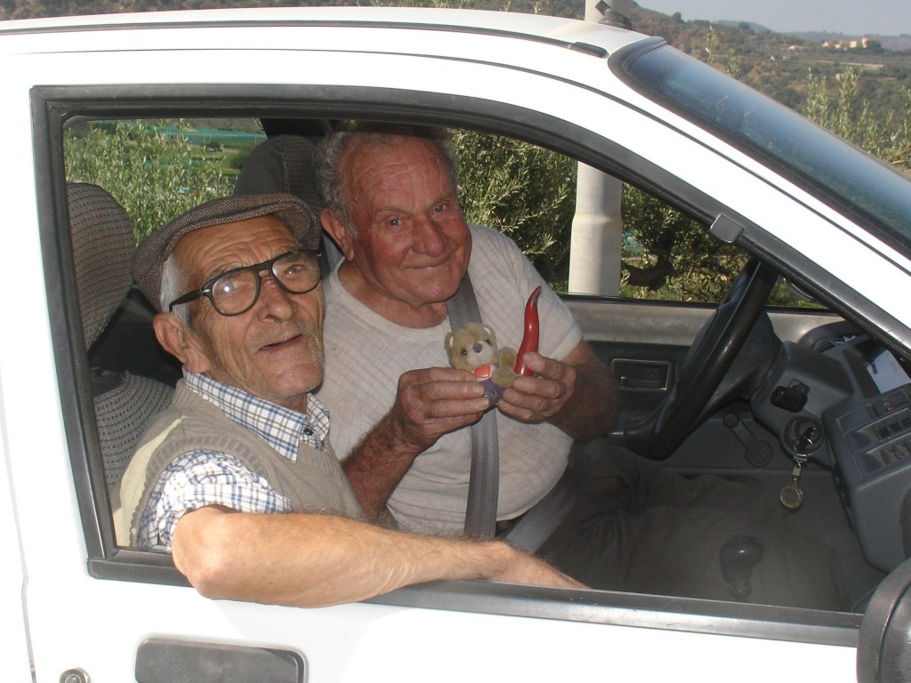 Beim Fotografieren des Bildes von eben hat mich der Fahrer dieses Autos angesprochen und wollte, dass ich nicht nur die Landschaft, sondern auch Sizilianer fotografiere, was ich dann auch getan habe und ihn und seinen Vater fotografiert habe.