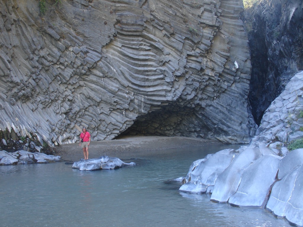 Die Schlucht des Flusses Alcantara beeindruckt durch ihre durch Lava geformten Felswände.