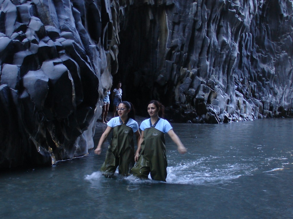 Man kann sich für die Schlucht diese Kleidung leihen, doch auch damit kommt man nur ein paar Meter weiter als ich mit kurzer Hose gekommen bin, denn dann wird das Wasser auch für diese Kleidung zu tief.