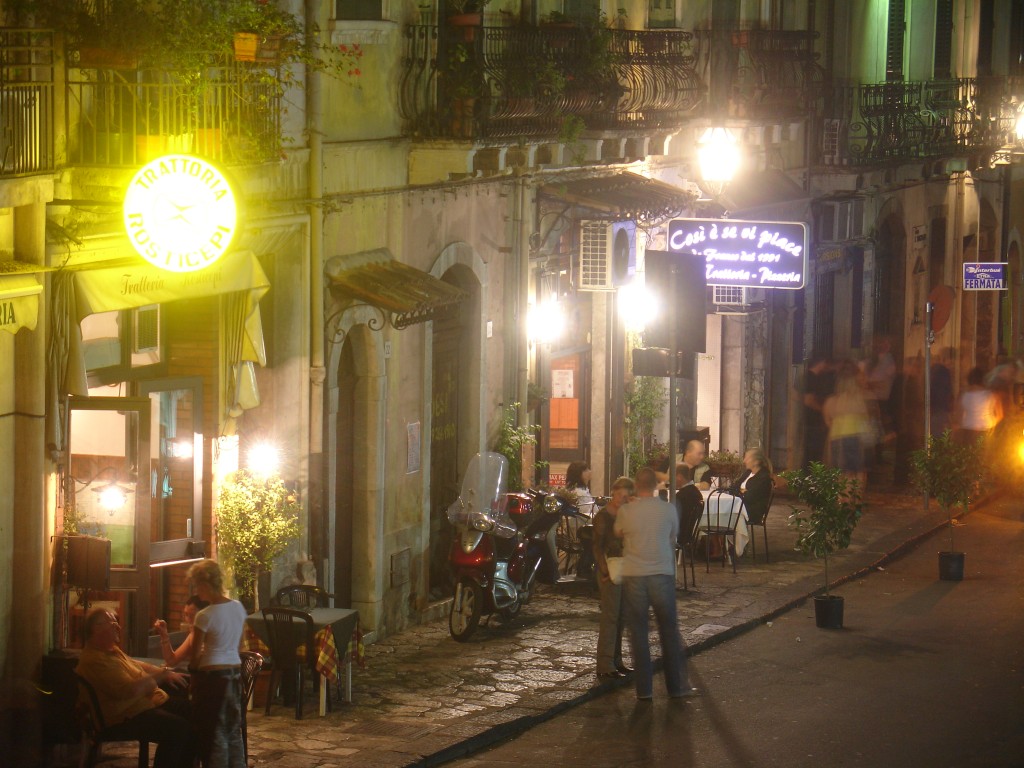 Abends bin ich nach einem langen Tag mit frühem Aufstehen und einem 1125 Meter hohen Pass in Taormina angekommen. Die fast zweihundert Höhenmeter von der Küste bis in den Ort waren dann noch die letzte Anstrengung.