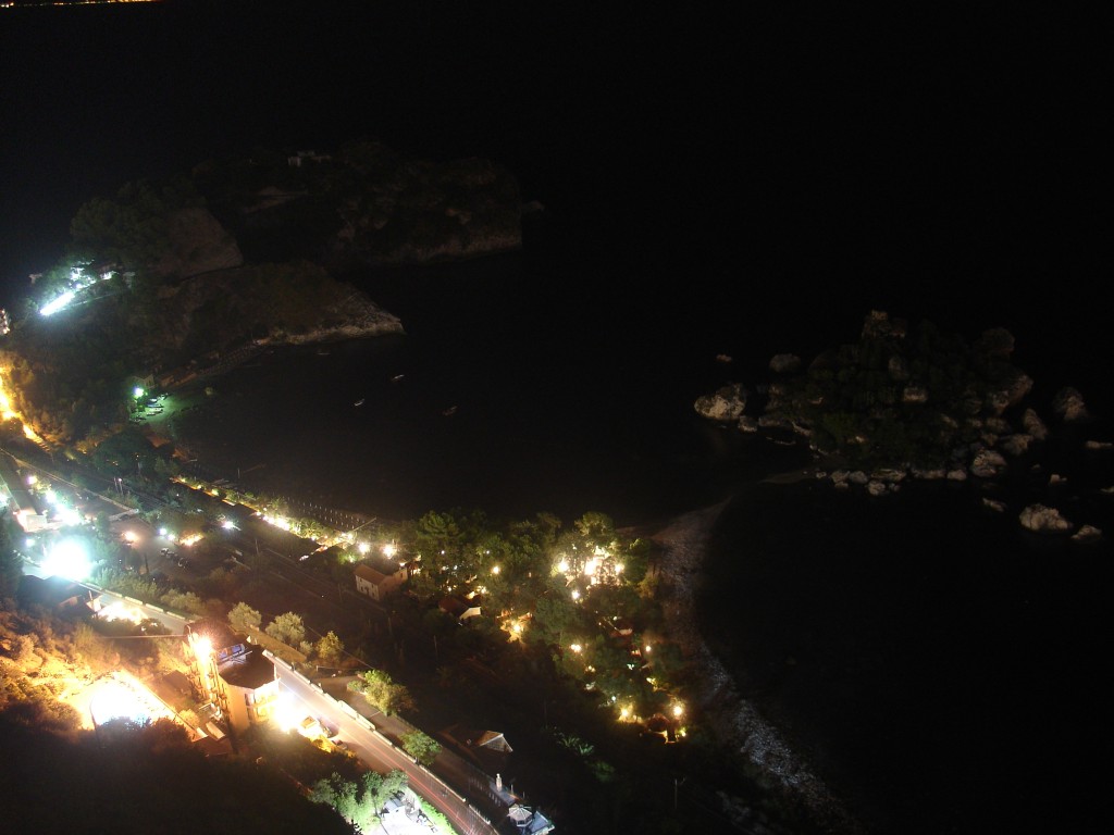 Von Taormina sieht man die Isola Bella unten an der Küste auch bei Nacht ...