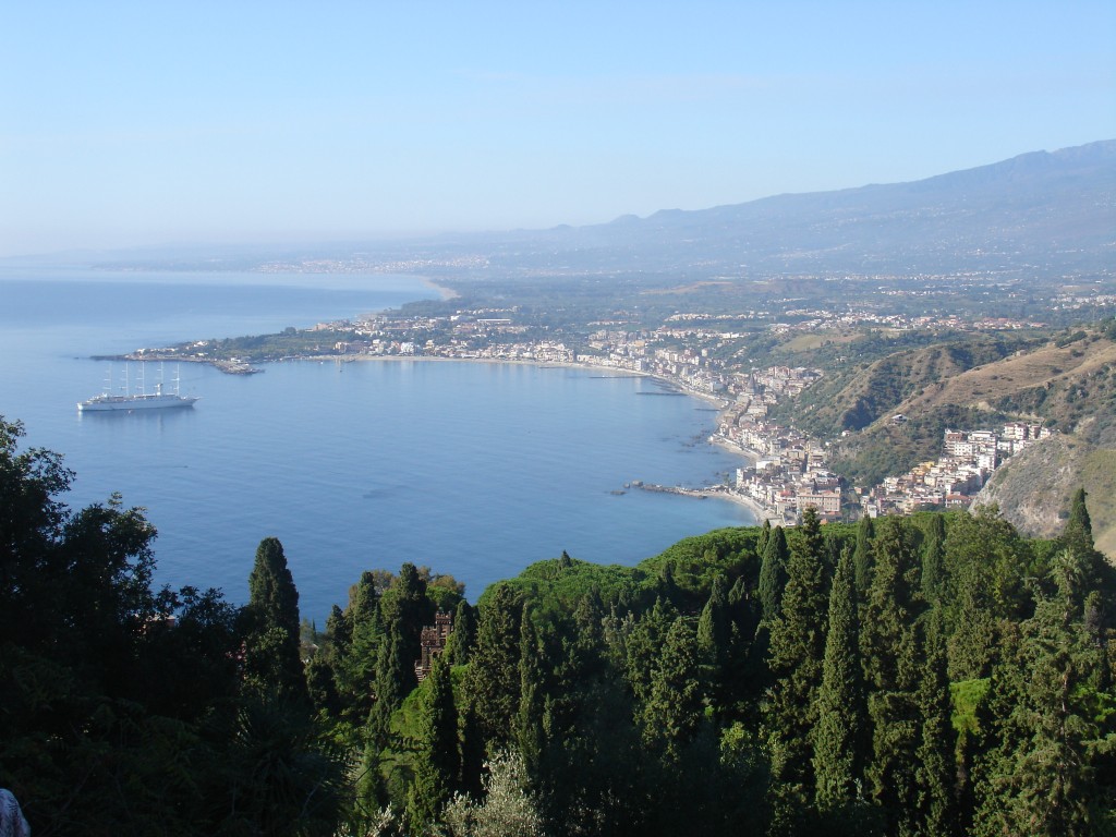 Taormina liegt auf einer großen Terasse, so dass man die Badeorte an der Küste entlang gut sieht ...