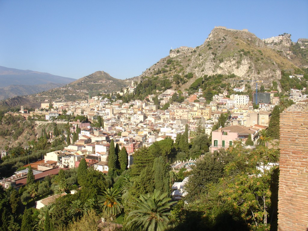 Oberhalb von Taormina liegt der Ort Castelmola (im Bild rechts).