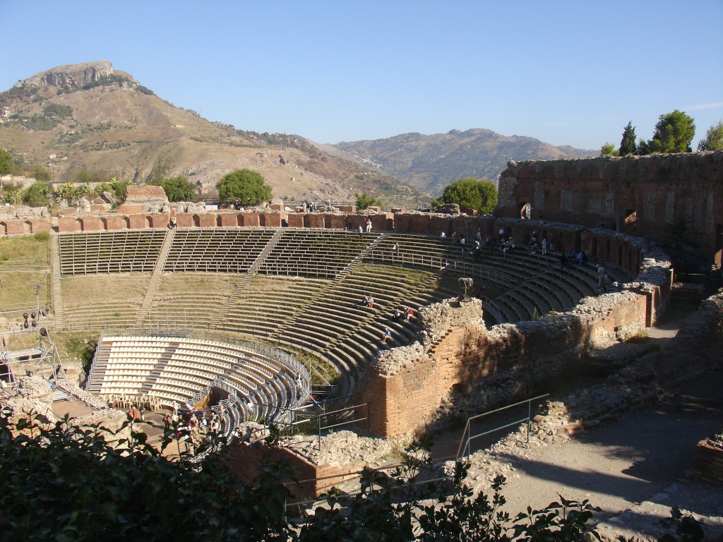 Das antike Theater von Taormina liegt am Rand der Stadt mit Blicken in die Landschaft.