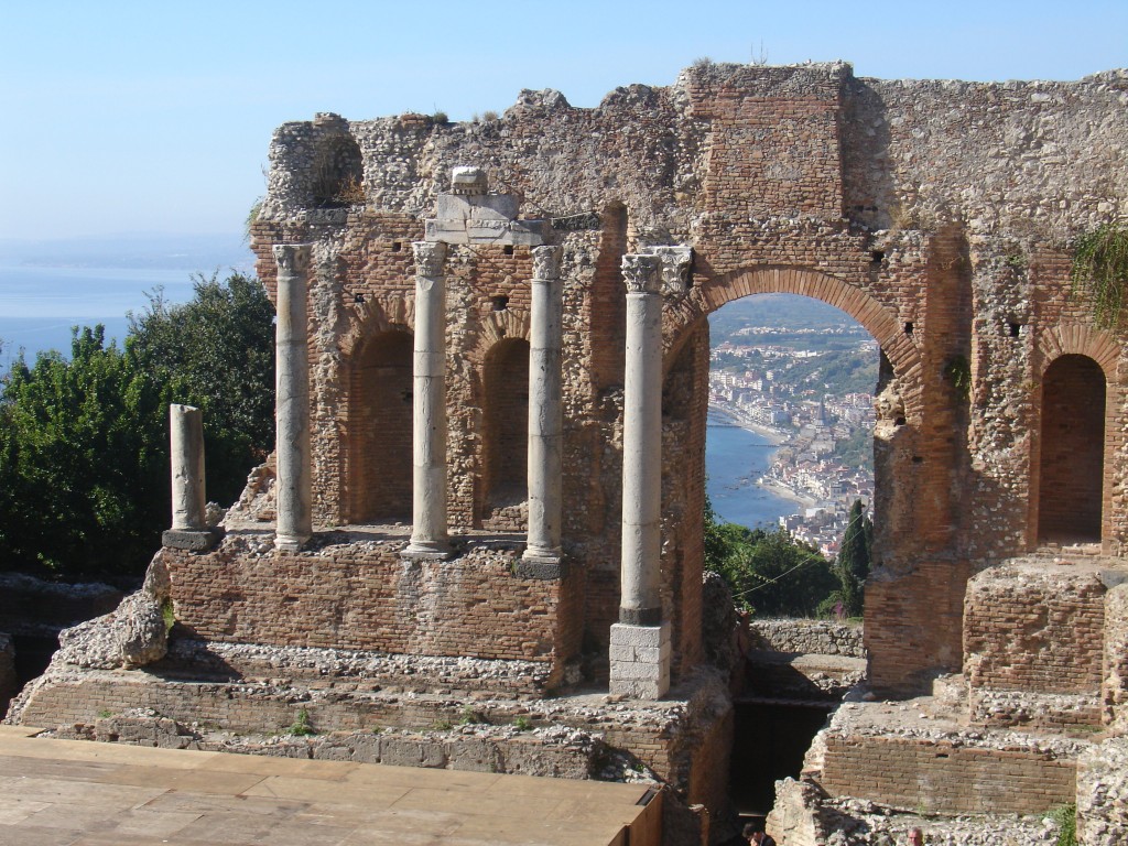 Blick durch die Bühnenwand auf die Küste südlich von Taormina.