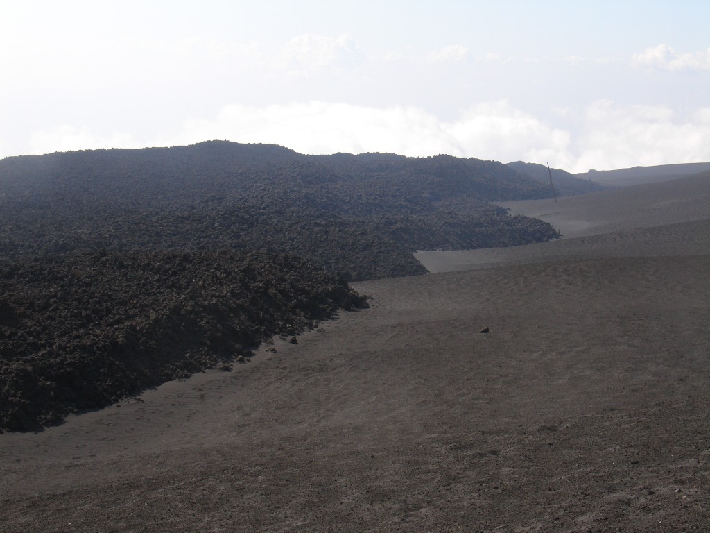 Lavafluss auf einem Feld von Vulkanasche.