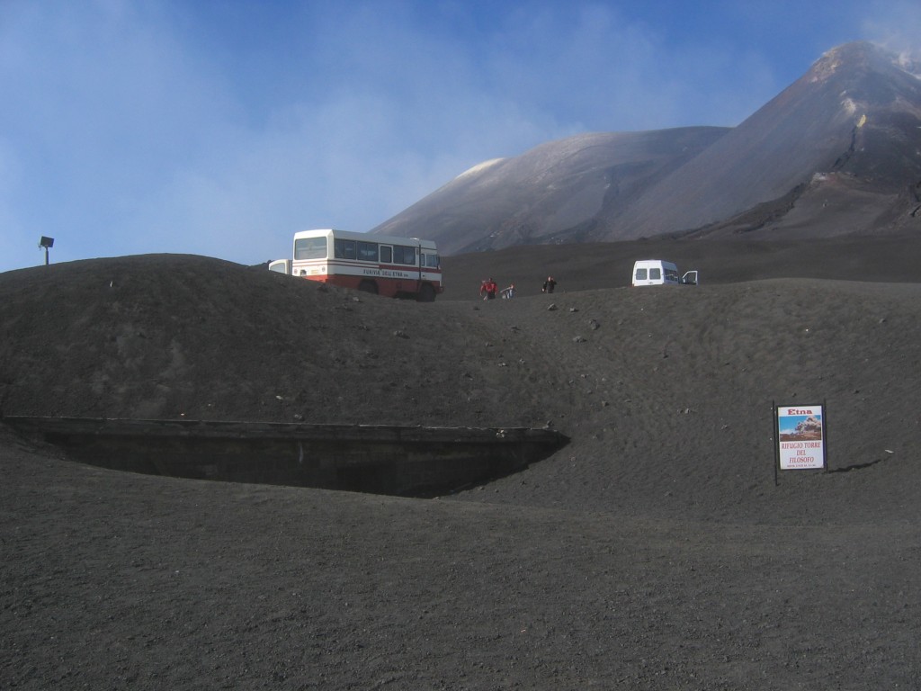 Die beim großen Ätna-Ausbruch 2002/2003 durch Vulkanasche verschüttete ehemalige Berghütte 'Torre del Filosofo'. Die hellen Flecken auf den Gipfeln im Hintergrund sind kein Schnee, sondern Schwefelablagerungen.