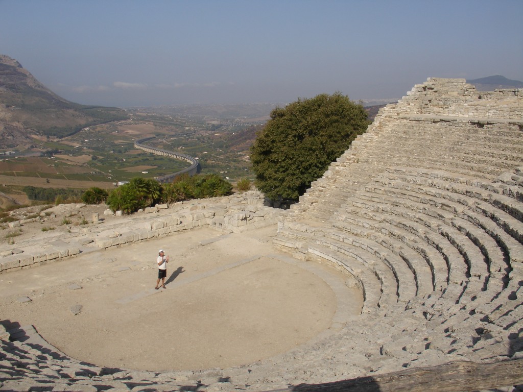 Auf dem Berg oberhalb des Tempels findet sich das Theater mit einem weiten Blick auf die Landschaft und bis zum Meer in der Ferne.