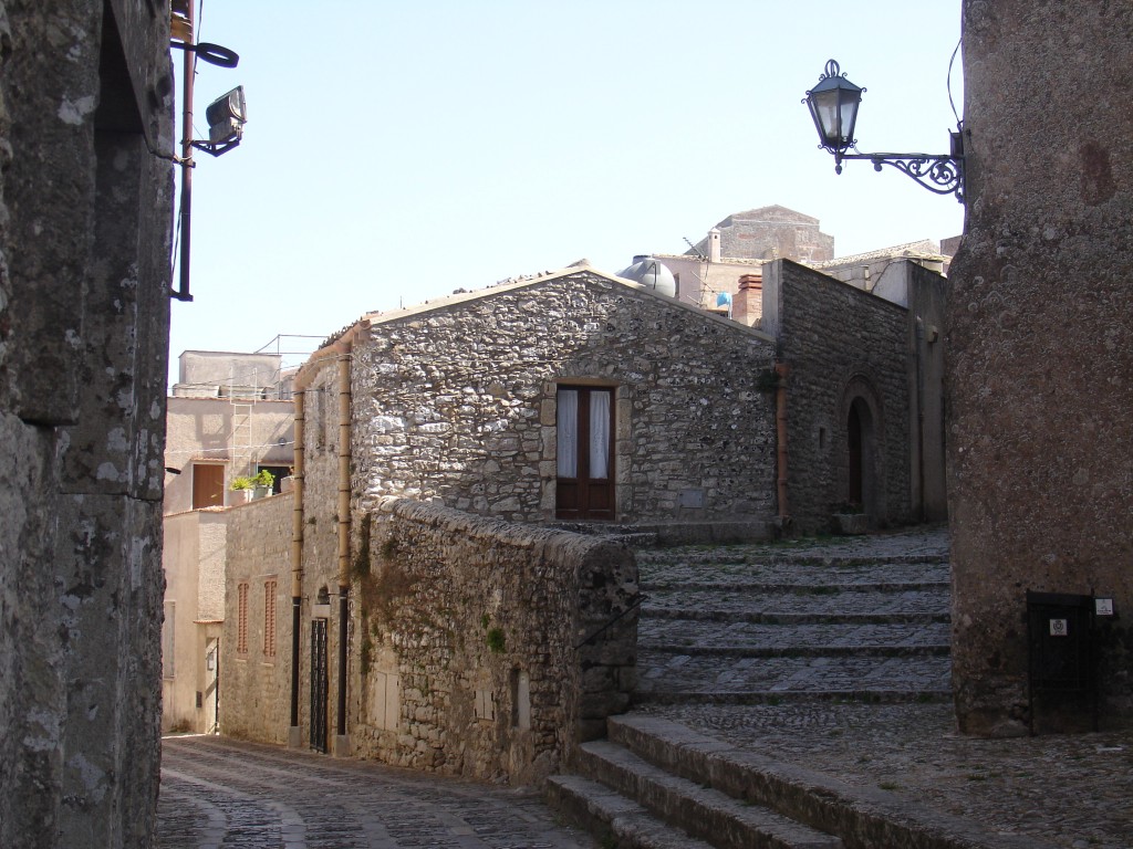 Erice ist eine antike Stadt oben auf einem 750 Meter hohen Hügel.