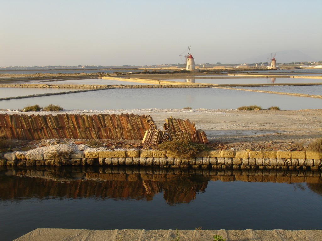 Zum Teil sind die historischen Windmühklen, die die Wasserpumpen für die Salinen angetrieben haben, wieder restauriert.