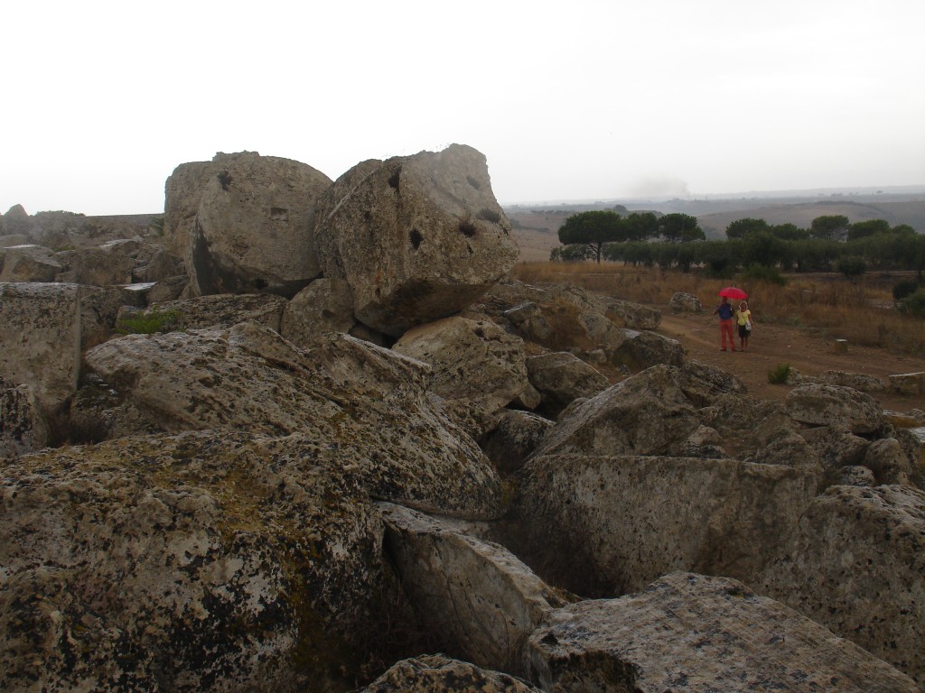 Die meisten Tempel der historischen Stadt Selinunt sind verfallen. Trotzdem ist die Größe der ehemeligen Tempel, von denen man hier Säulenbruchstücke sieht, beeindruckend.