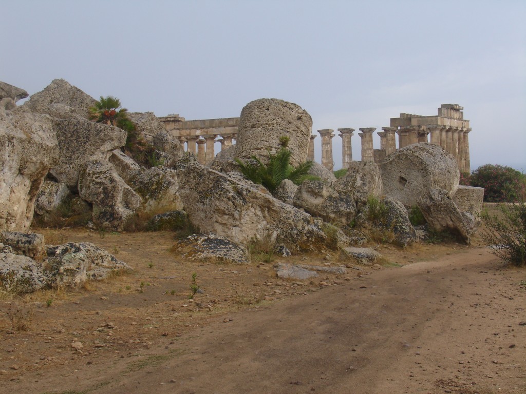 Im Vordergrund der verfallene Tempel F, dahinter der zum Teil wiederaufgebaute Tempel E