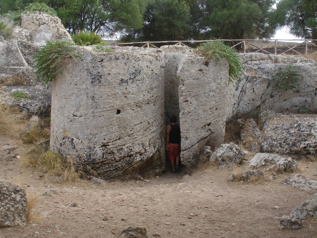 Cave di Cusa einige Kilometer nordwestlich von Selinunt war der Steinbruch, wo die Säulen für den Bau der Tempel von Selinunt aus dem Felsen geschlagen wurden.