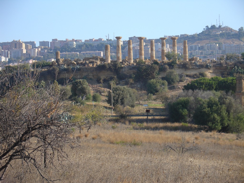 Das 'Tal der Tempel' in Agrigent ist in Wirklichkeit ein Hügel, der zwischen dem Meer und der heutigen Stadt Agrigent liegt. Hier sind viele Tempel zum Teil wieder aufgebaut.