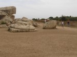 Selinunt - Säulenbruchstücke und Touristen