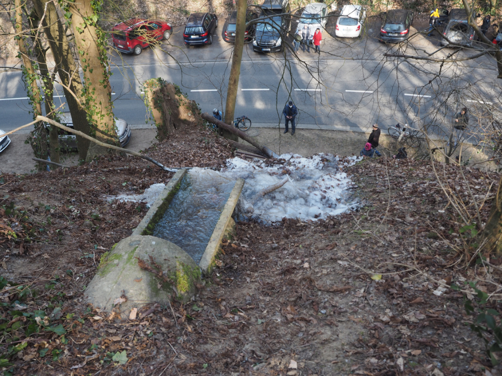 Von oben am Zulauf zum Wasserfall sieht man, dass es in der Umgebung weder Schnee noch Eis gab. Nur dort, wo das Wasser des ehemaligen Mühlenbachs floss, war Eis.