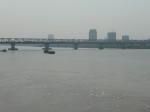 Straßenbrücke über den Roten Fluss