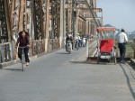Eisenbahn- und Fahrradbrücke über den Roten Fluss