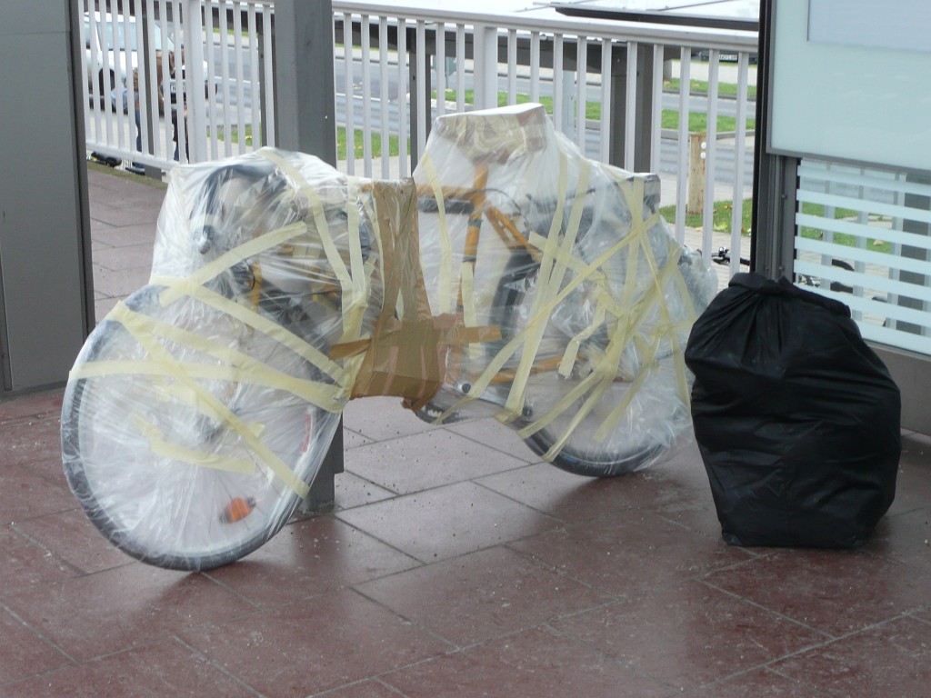 Mein Rad und das andere Gepäck auf dem Bahnhof auf dem Weg zum Flughafen.