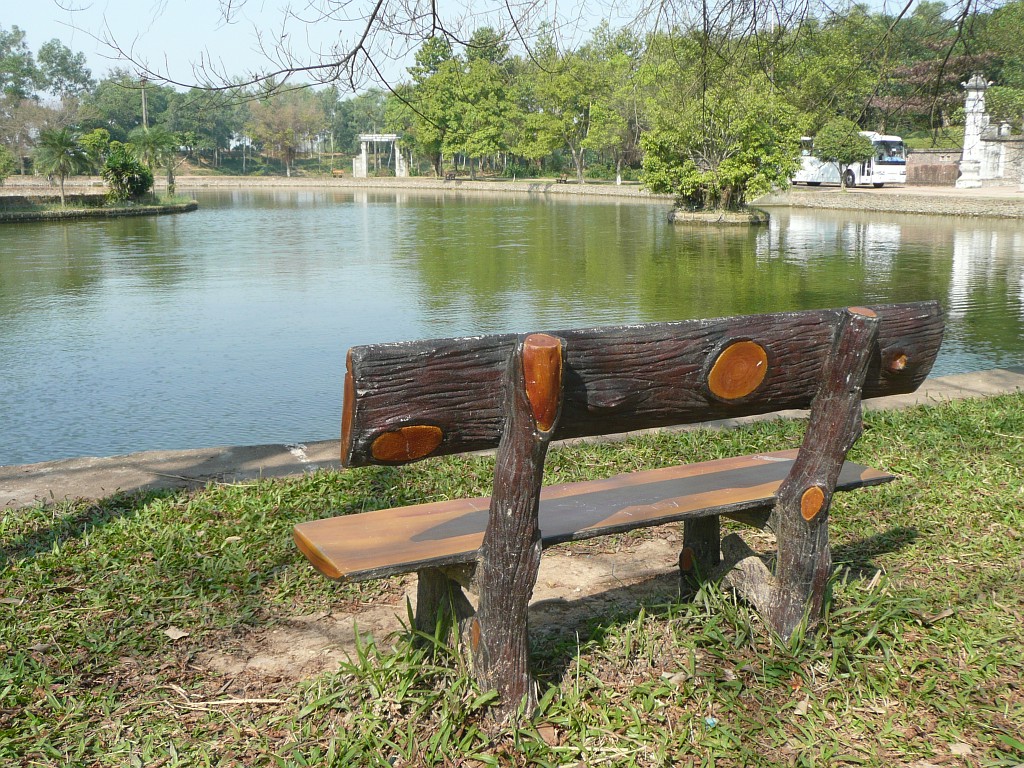 Am See stehen Bänke aus Beton, der wie Holz aussieht.