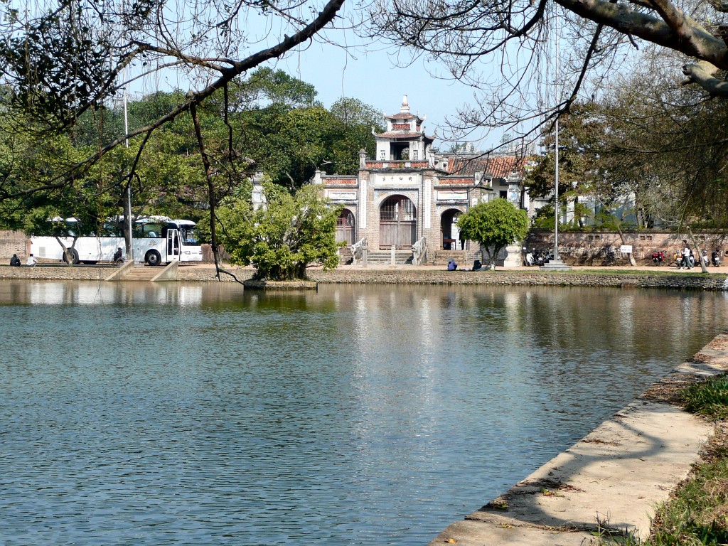 Einer der Tempel von Co Loa steht am See.