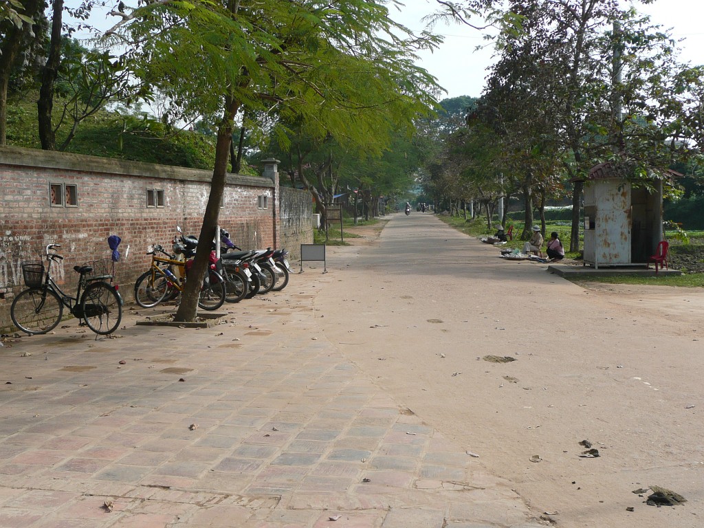 Vor dem Tempel gibt es einen bewachten Moped- und Fahrradparkplatz. Dort habe ich mein Rad für die Dauer der Besichtigung abgestellt. Rechts sieht man das Häuschen der Bewacherin.