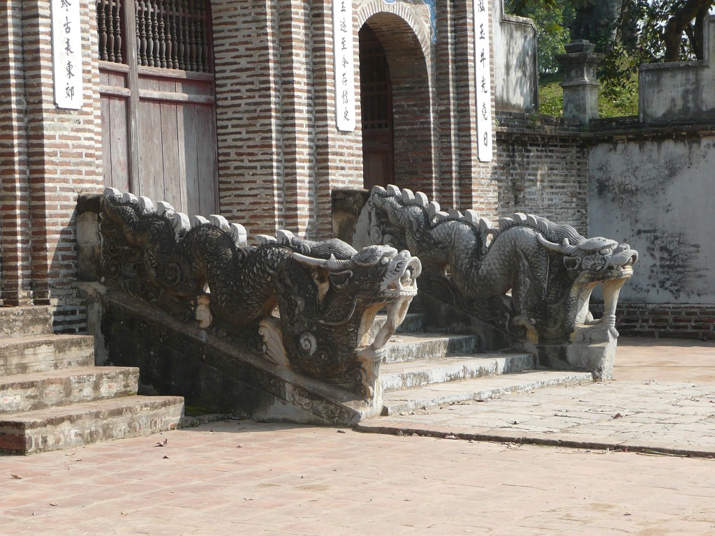 Die Treppe am Tempeleingang ist - wie fast immer in Vietnam - von Drachen bewacht.