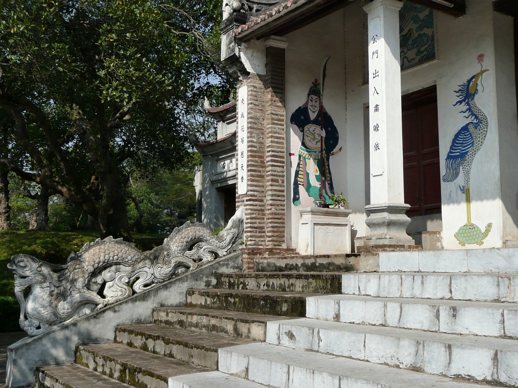 Am Eingang des Tempels sieht man drei der vier magischen vietnamesichen Tiere: Der Drache steht für Macht, der Phönix für Frieden und Schönheit, die Schildkröte für Dauer und Ewigkeit. Das vierte Tier wäre das Einhorn, das für Weisheit steht.