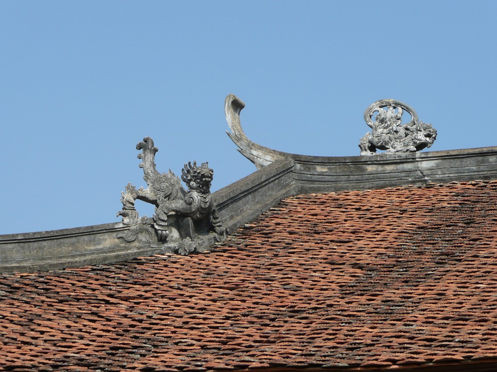 Auf dem Dach dieses Tempels sieht man Löwen.