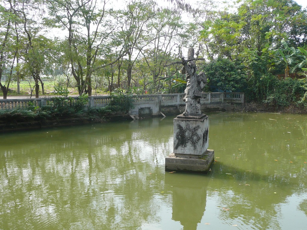 In einem Teich im Ortszentrum sieht man ein Denkmal, das einen Armbrustschützen darstellt.