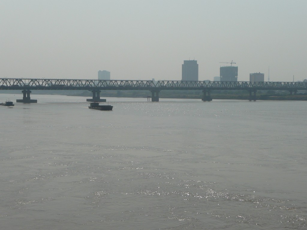 Diese einzige Straßenbrücke über den Roten Fluss in Hanoi durfte ich mit dem Fahrrad nicht fahren, ich musste die Eisenbahn- und Fahrradbrücke benutzen ...
