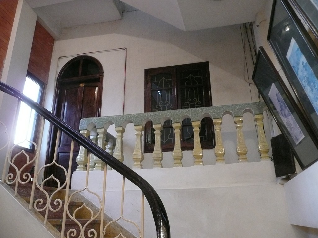Dies ist eines der beiden Treppenhäuser des Hotels. Die Treppenhäuser nehmen die ganze Hausbreite ein. Von jedem Treppenhaus gehen pro Stockwerk zwei Zimmer ab, eins nach vorne und eins nach hinten. Die Zimmer nehmen auch die ganze Hausbreite ein.