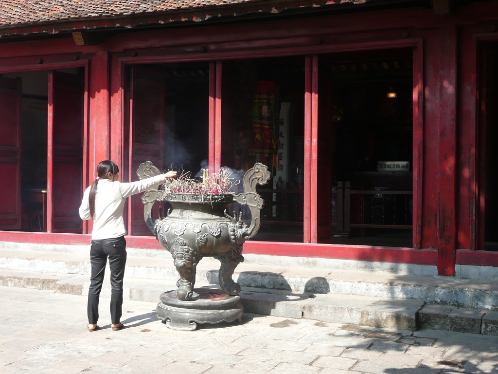 Räucherstäbchen werden am Eingang des Tempels entzündet.