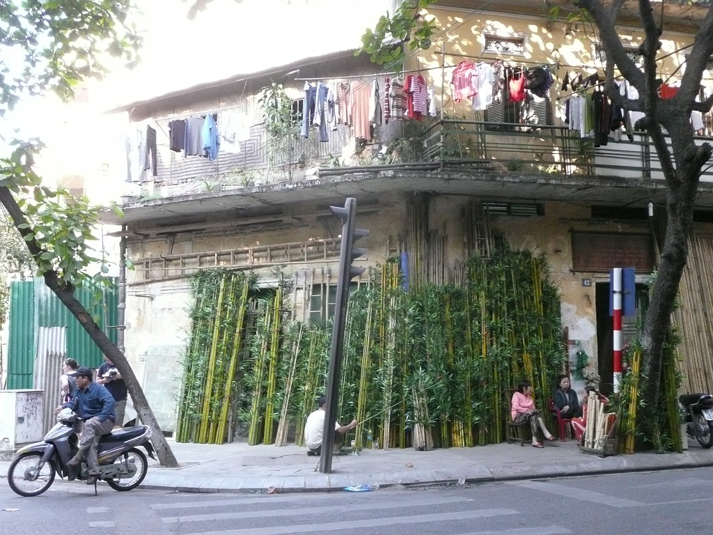 In dieser Straße wird Bambus verkauft. Die grüne Farbe ist allerdings nicht natürlich - die Bambusstangen sind grün angemalt.