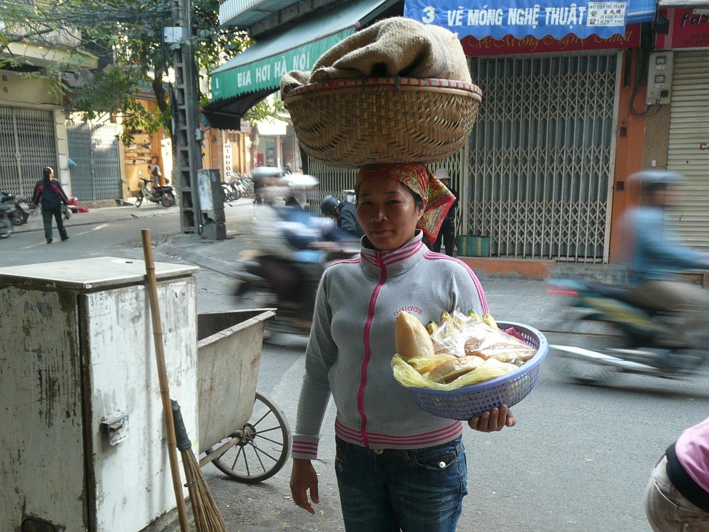 Diese  Frau verkauft Brot und Bananen.