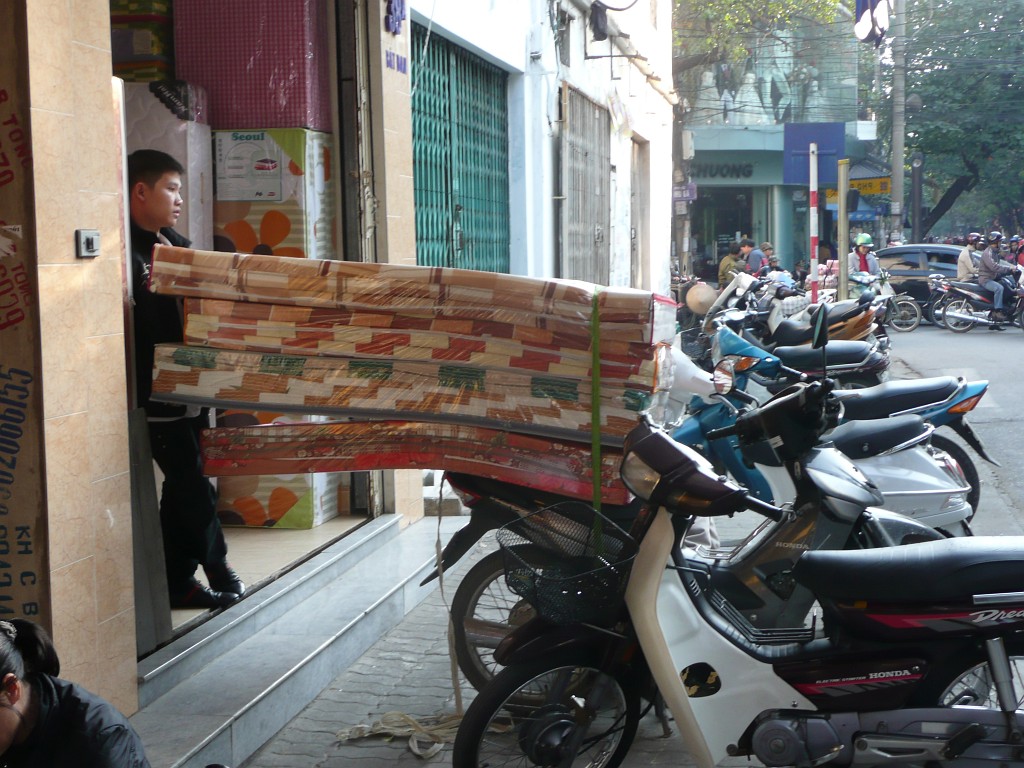 Einen Stapel Matratzen auf einem Moped transportieren? Kein Problem in Vietnam!