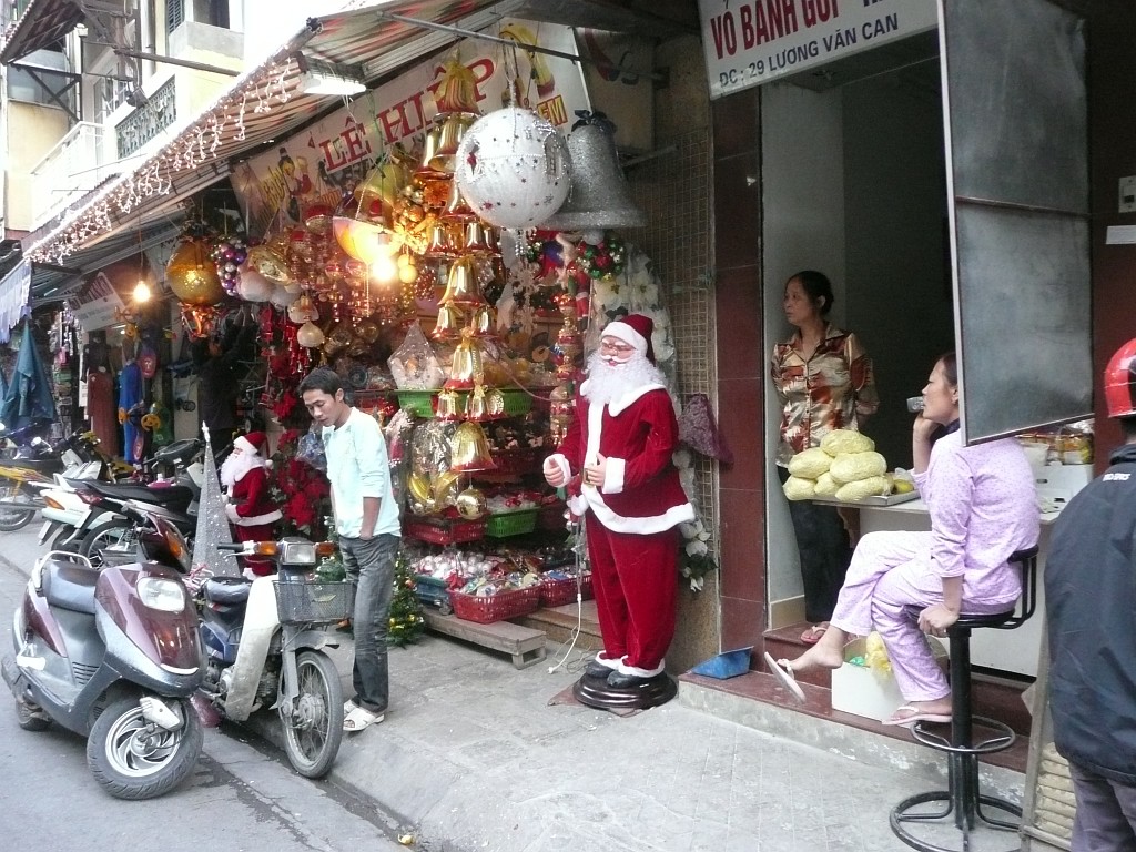 Auch wenn es nur wenige Christen gibt in Vietnam - und daher Weihnachten kaum gefeiert wird -, hatten einige Geschäfte die Dekoration schon auf Weihnachten eingestellt.