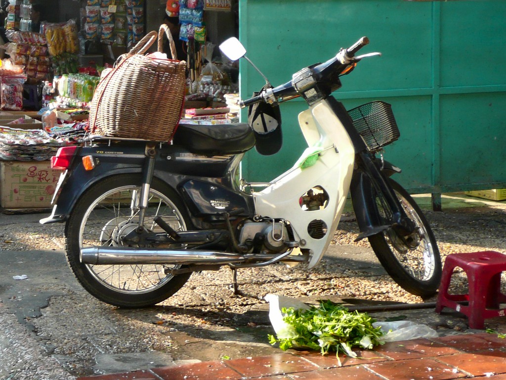 Salat wird auf der Straße gewaschen.