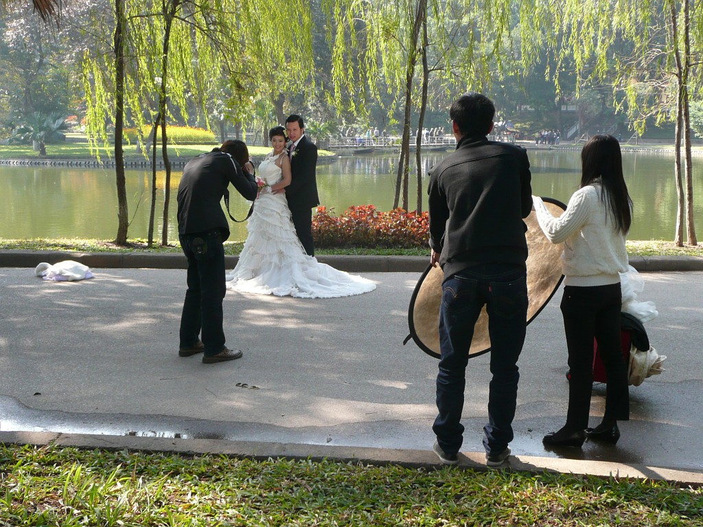 Im botanischen Garten war ein Brautpaar bei der Fotosession.