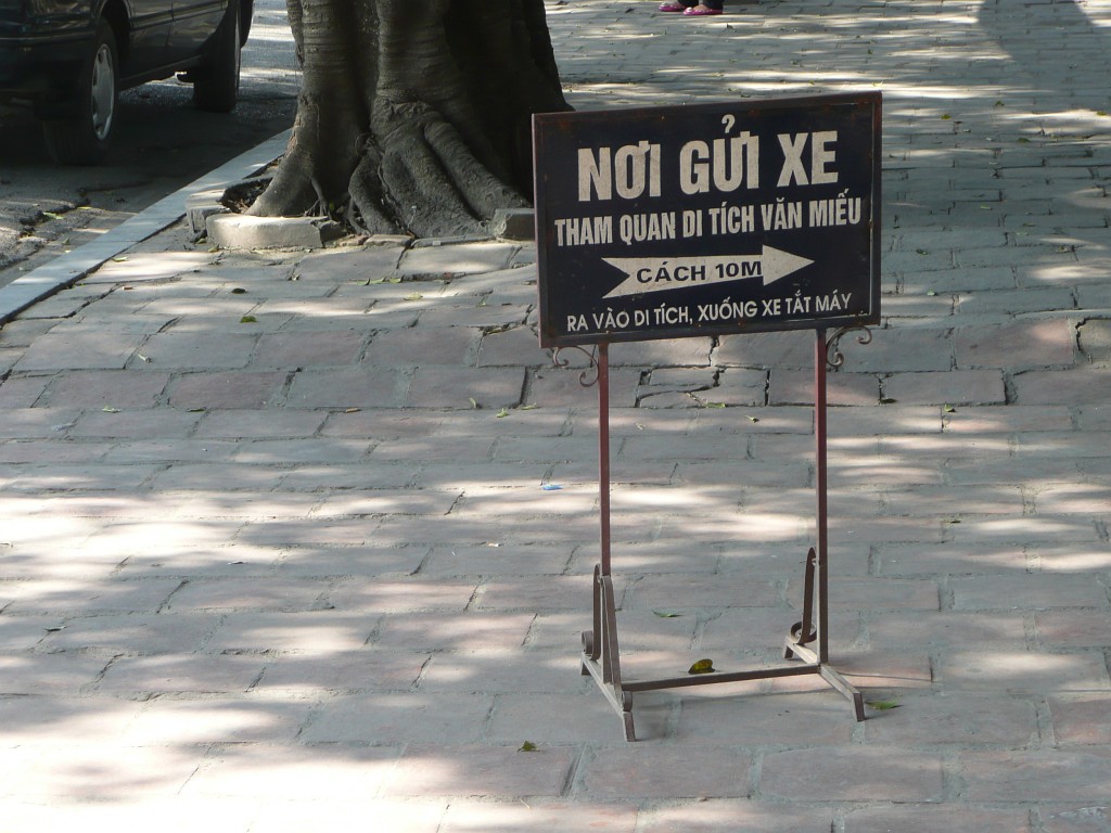 Auch wenn ich nicht viel Vietnamesisch gelernt habe, habe ich schnell gelernt, dass ein solches Schild auf bewachte Moped- und Fahrradparkplätze hinweist.