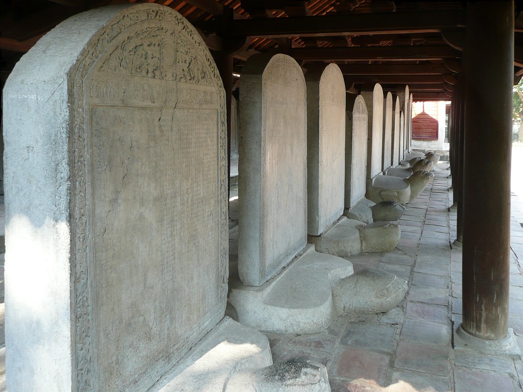 Für jeden Jahrgang gibt es im Literaturtempel eine Stele, auf der alle  Absolventen aufgeführt sind, die die Abschlussprüfung bestanden haben. Die Stelen sind in chinesischer Schrift beschriftet und stehen auf einer Schildkröte, dem Symbol der Ewigkeit.